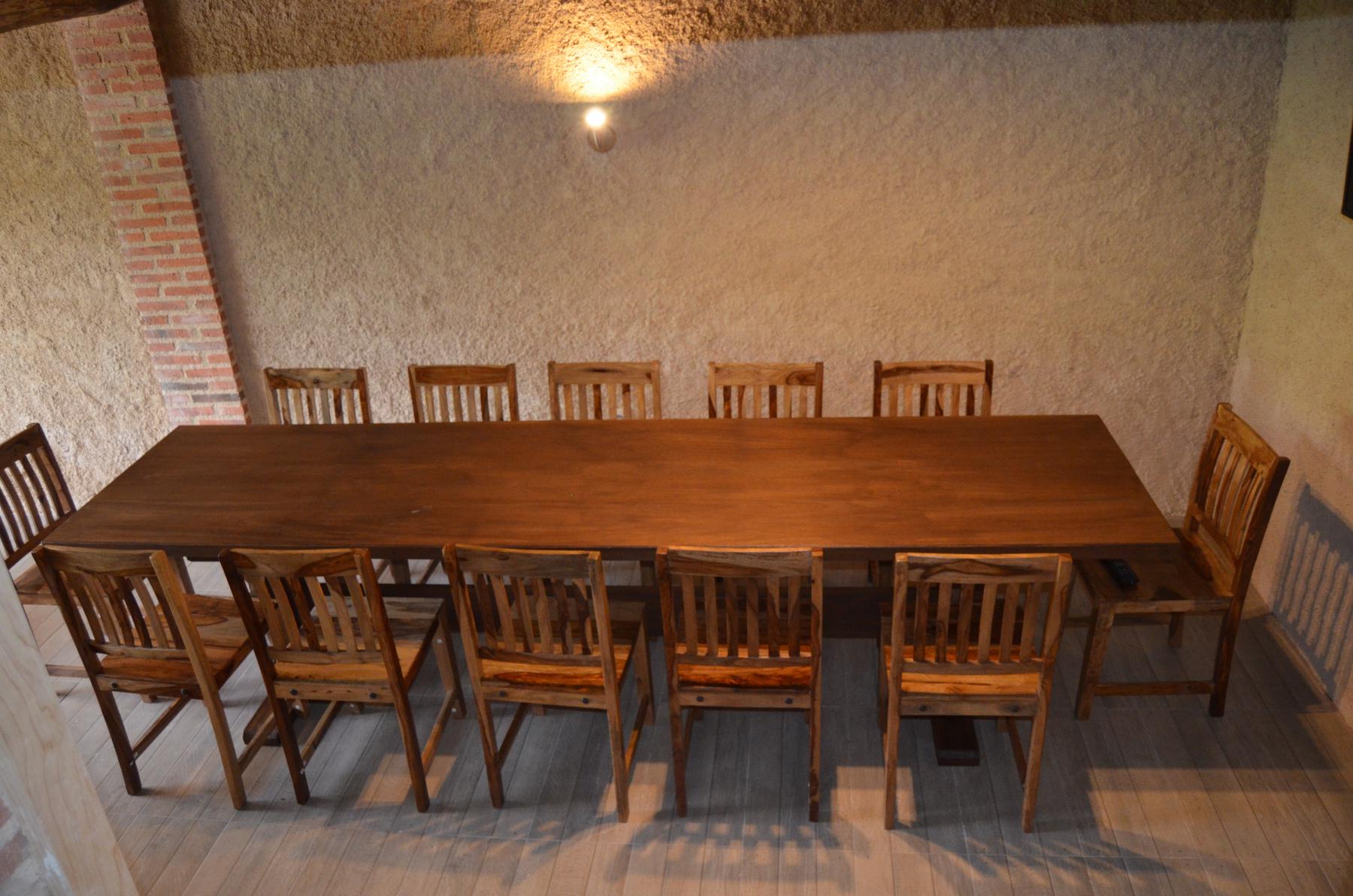 Salón con mesa grande para 16 comensales.